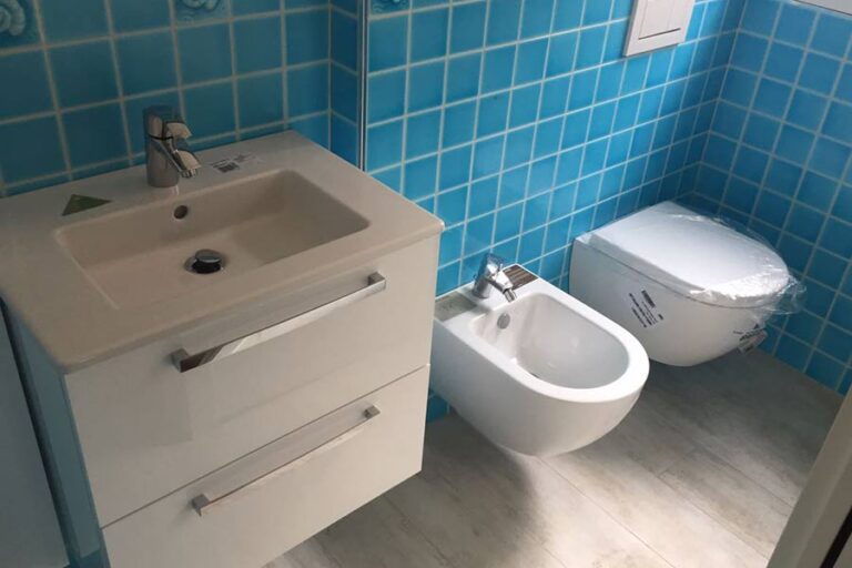 mobile bagno sospeso